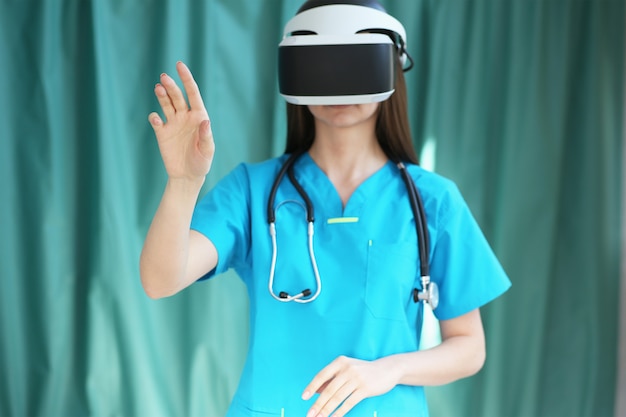 Um médico em um capacete de realidade virtual