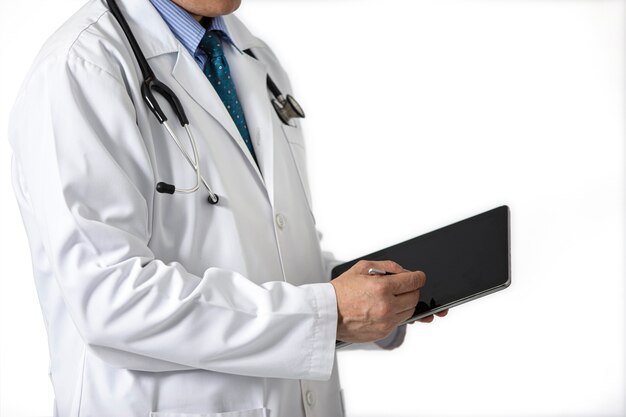 Um médico em vestido branco com um tablet