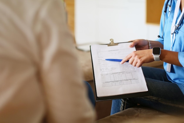 Um médico está falando e examinando um paciente