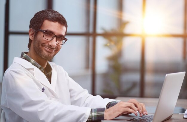 Um médico experiente sentado à mesa em seu escritório iluminado Um vírus e uma epidemia