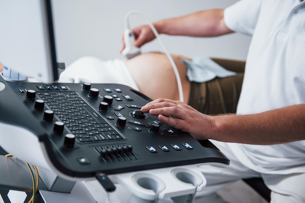 Um médico faz ultrassom para uma mulher grávida no hospital.