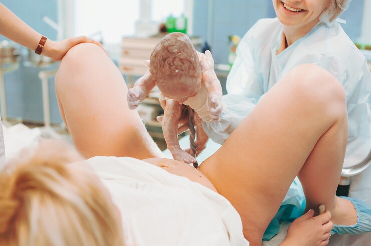 Foto um médico no hospital segura um bebê recém-nascido, o médico mostra o bebê recém-nascido à mãe.