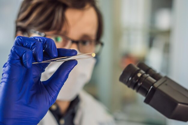 Foto um médico ou cientista em um laboratório detém remédios para crianças ou idosos ou cura animais