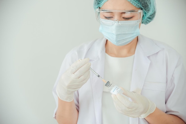 Um médico ou cientista está segurando um frasco de vacina para varíola ou clade