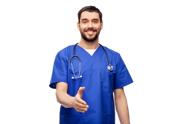 Um médico sorridente a dar uma mão por um aperto de mão.