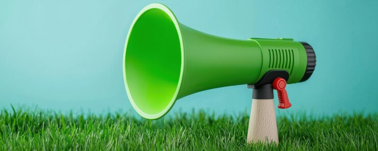 Foto um megafone verde com um fundo azul com uma tampa verde