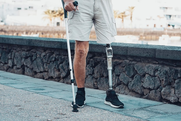 um membro pleno da sociedade um homem idoso com uma prótese de titânio na perna esquerda anda suavemente num parque da cidade