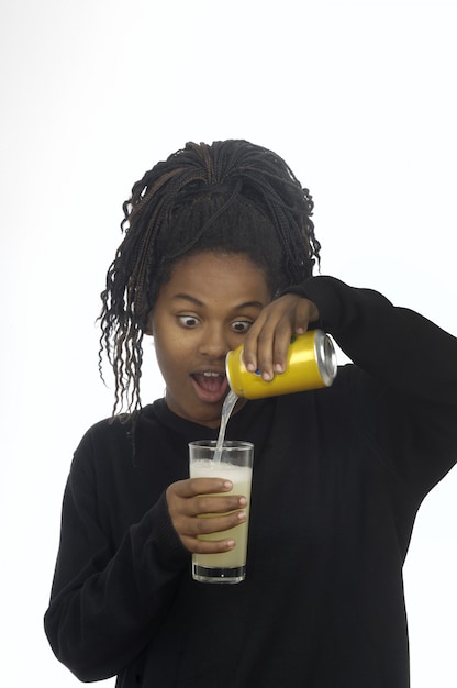 Um, menina adolescente, tomando uma bebida, de, limão