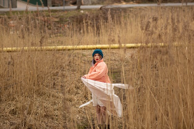 Um, menina jovem, em, um, bonito, vestido branco, e, um, elegante, chapéu, poses, em, um, campo trigo