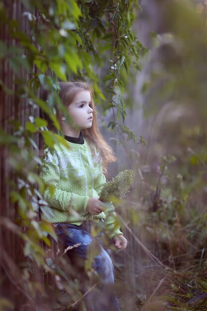 Um, menininha, ficar, por, um, cerca, com, foliage