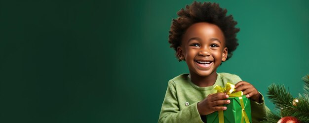 Um menino africano está desembalando um presente e ri no fundo verde Banner espaço de cópia Generative ai