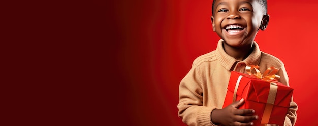 Um menino africano está desembalando um presente e ri no fundo vermelho Banner espaço de cópia Generative ai