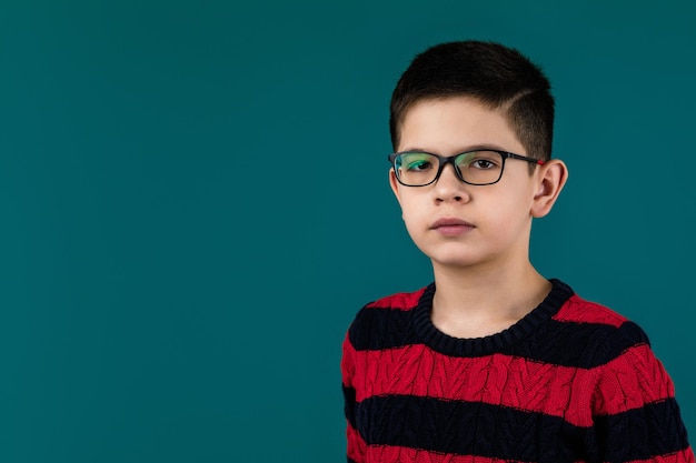 Um menino alegre de escola com óculos.