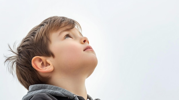 Foto um menino alemão olha para o céu isolado