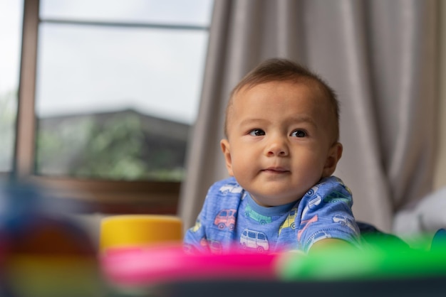 Foto um menino bonito a olhar para casa.