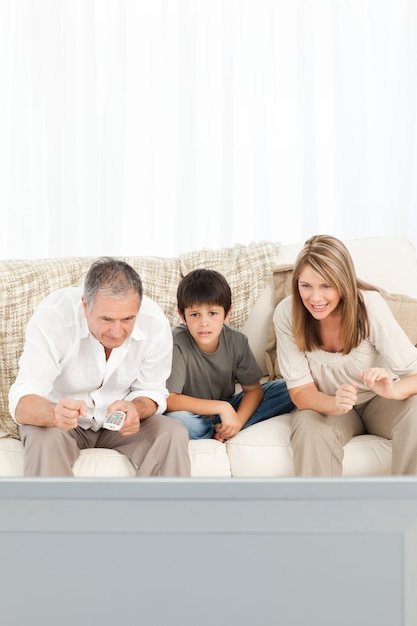 Um menino com seus avós na sala de estar