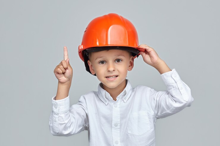 Um menino com um capacete protetor