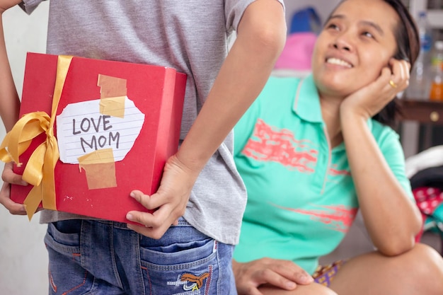 Um menino com um livro que diz amor nas costas