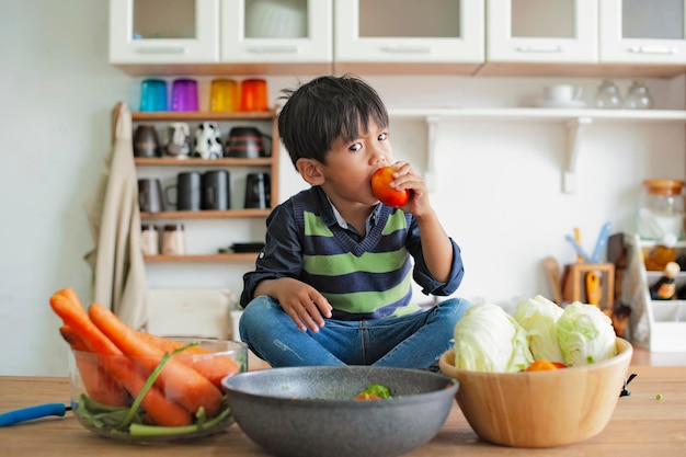 Um menino comendo com um olhar sério. conceito emocional