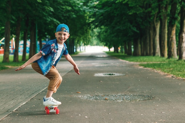 Um menino de cidade pequena e skate. Um rapaz está andando de skate parka