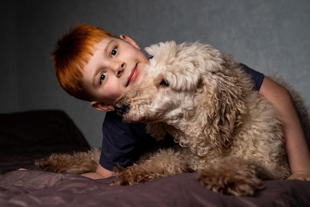 Um menino de oito anos e um cachorro grande em casa