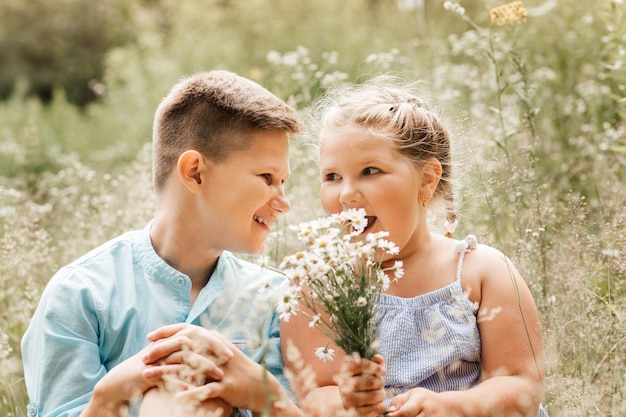 Um menino e uma menina conversam no parque. Emoções surpresa