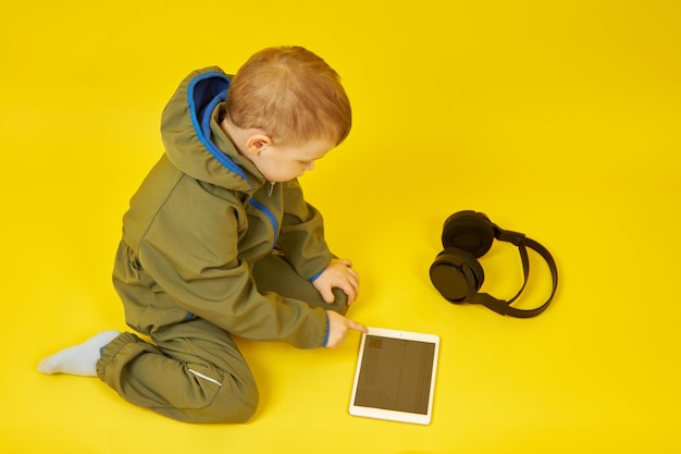 Um menino estuda um planshet digital