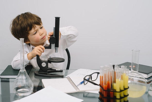 Um menino fazendo experimentos em laboratório