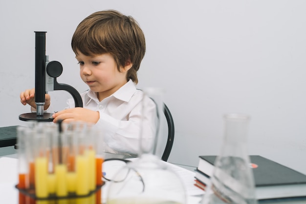 Um menino fazendo experimentos em laboratório