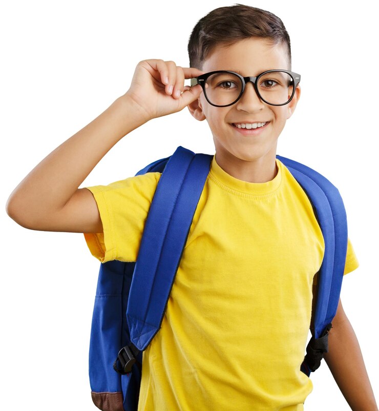 Foto um menino feliz com um livro e uma bolsa a atravessar