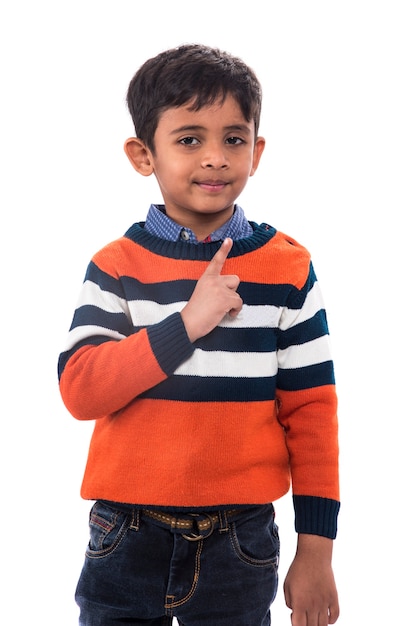 Um menino feliz mostrando o polegar para cima e o dedo isolado