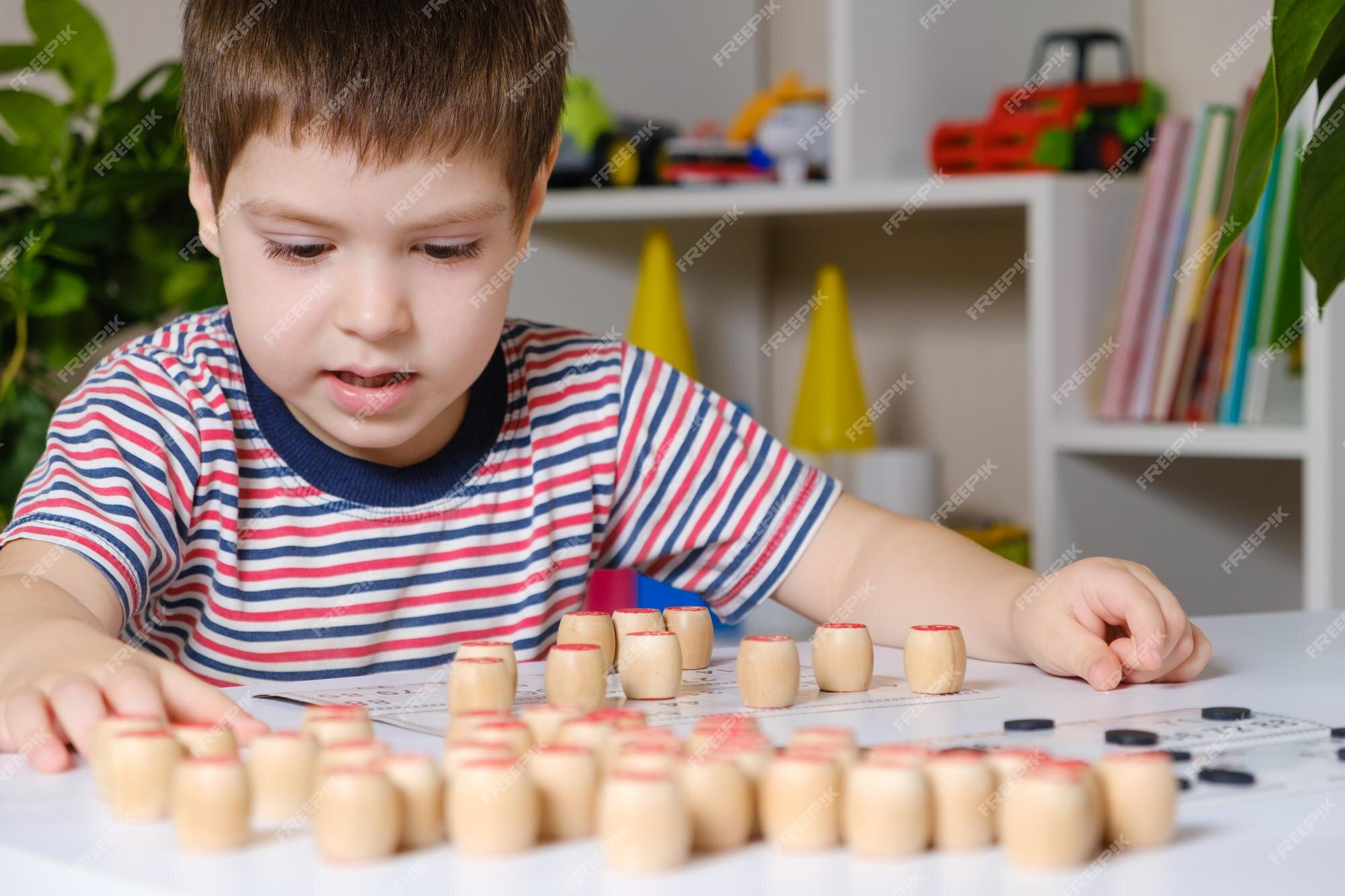 Um menino de 4 anos joga números de estudos de loto usando um jogo