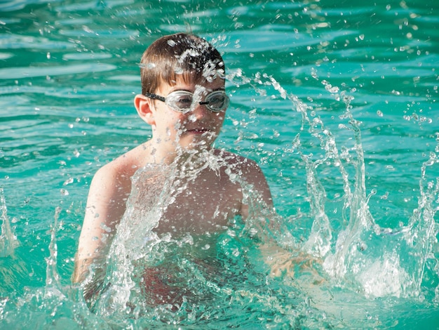 Um menino na piscina.