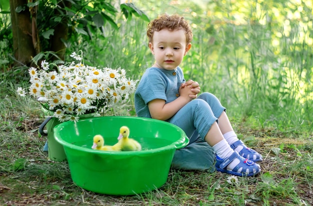 Um menino na rua está brincando com patinhos Sessão de fotos Felicidade InfânciaxAxA