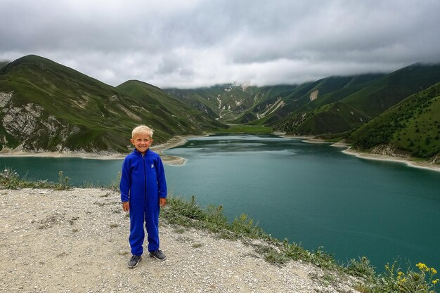 Um menino no fundo do Lago Kezenoyam nas montanhas do Cáucaso na Chechênia Rússia junho de 2021