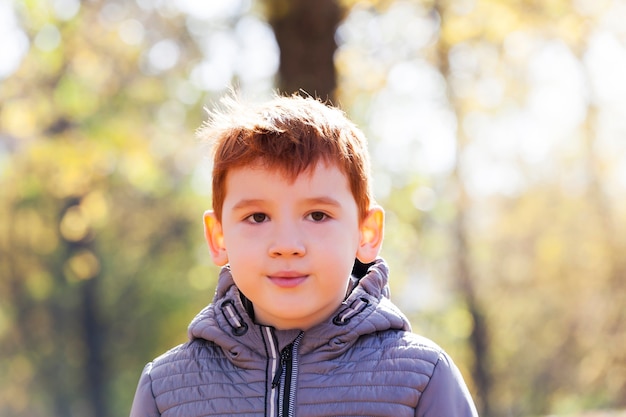 um menino no parque de outono