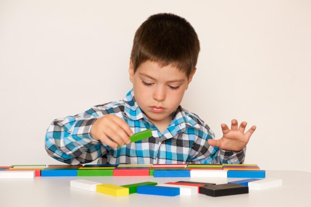Um menino de 4 anos joga números de estudos de loto usando um jogo