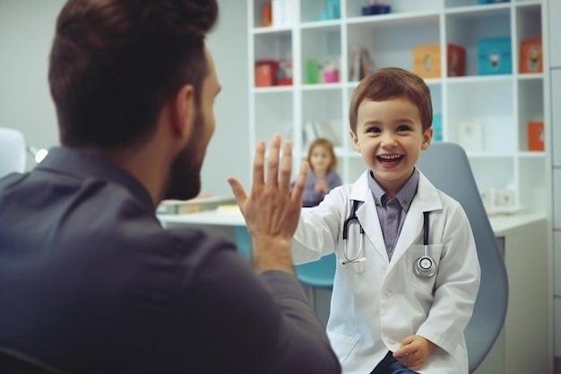 um menino sorri para um homem com as mãos na frente dele