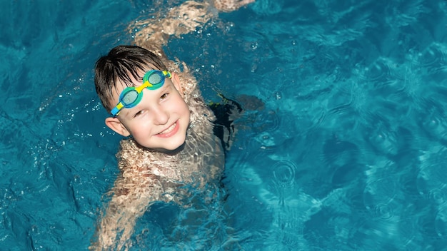 Um menino sorridente está tomando banho na água Esportes e recreação Estilo de vida e viagens