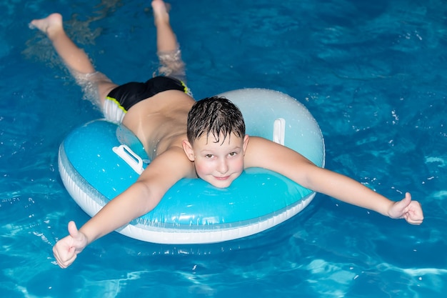 Um menino sorridente está tomando banho na água Esportes e recreação Pessoas bonitas