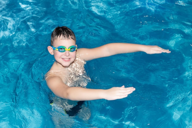 Um menino sorridente feliz nada no mar Estilo de vida saudável Natação Esportes e recreação