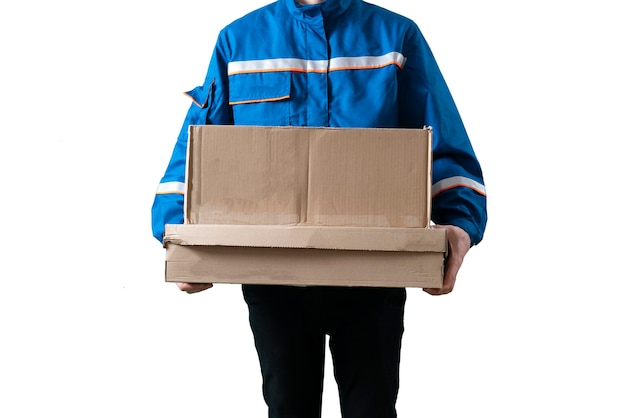 Um mensageiro na cidade carregando a caixa de carga. entregar o pacote, fundo branco isolado