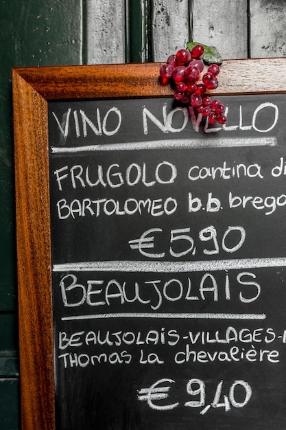 Foto um menu de vinhos franceses e italianos no quadro