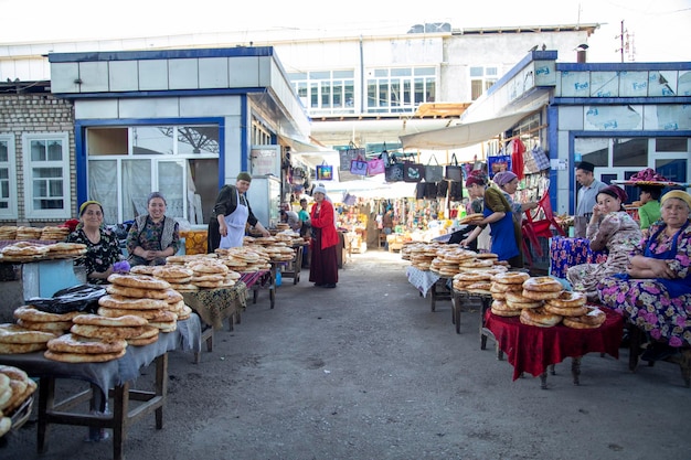 um mercado de pão ao ar livre no Uzbequistão