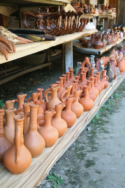 Um mercado de rua na Geórgia vendendo potes de barro e outras cerâmicas