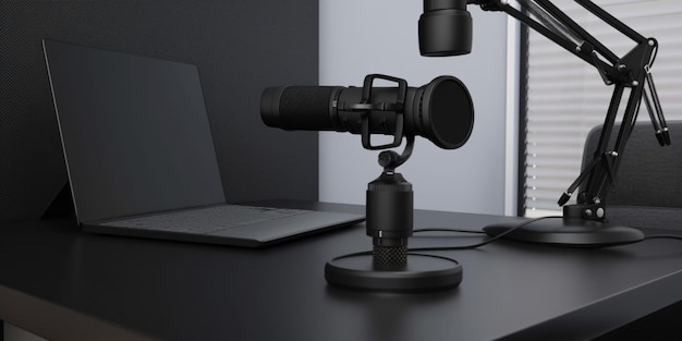 Um microfone em uma mesa com um laptop ao fundo.