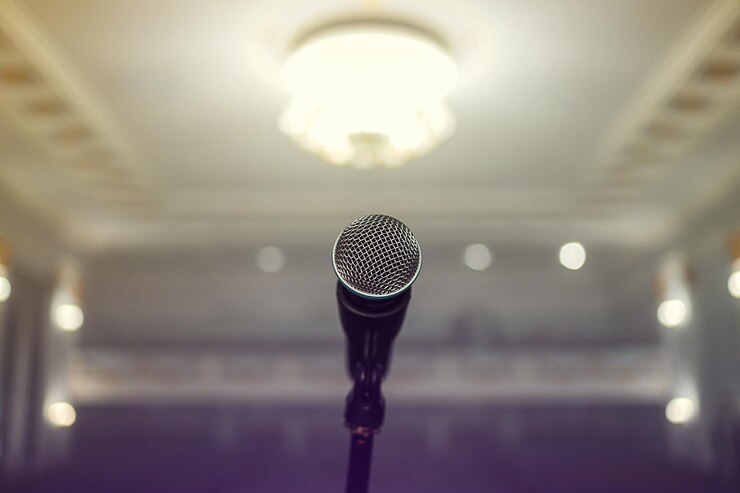 Um microfone no palco em uma sala de concertos ou restaurante bar americano durante um show