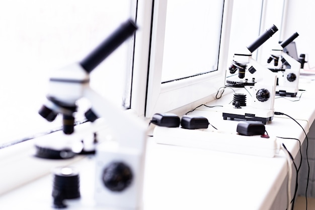 Foto um microscópio branco sobre a mesa um laboratório de laboratório científico de ciências médicas olhar através