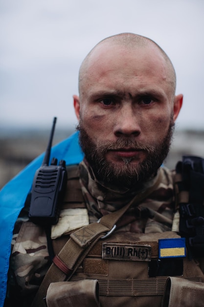 Um militar segura a bandeira da Ucrânia Retrato do defensor da Ucrânia
