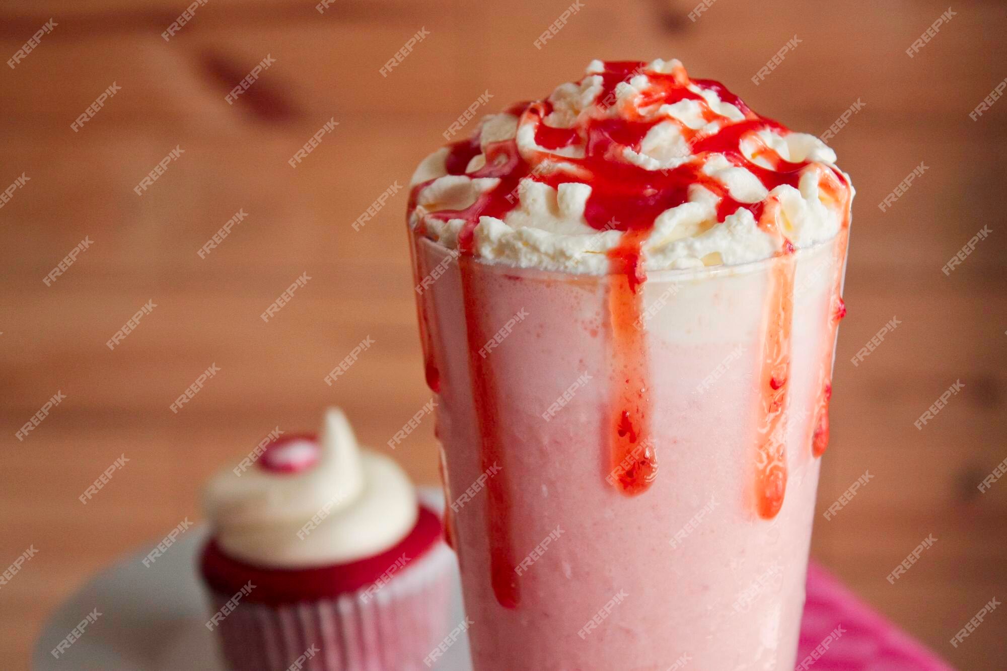 Uma Xícara De Café E Marshmallows Com As Morangos Frescas Em Espetos Foto  de Stock - Imagem de sobremesa, quente: 72783746